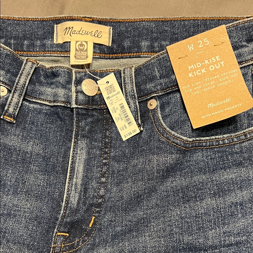 NWT Madewell women’s Dark Blue Mis-rise Kickout Ankle Jeans
